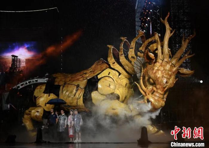 巨型机械装置艺术品“龙马精神”在杭州“唤醒”