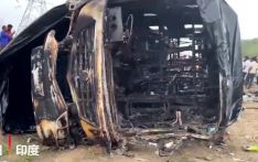 印度一辆公共汽车起火 已致25人死亡8人受伤