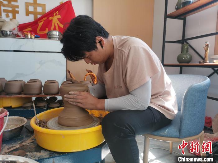 马氏柴烧第四代传人马沛翔在制作陶瓷坯。　薛城宣传部 供图