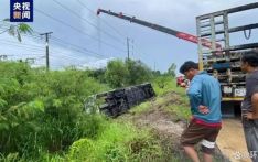 泰国一载有中国游客的巴士发生翻车事故 27人受伤
