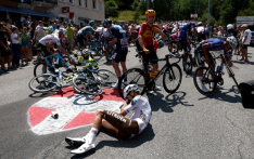 环法自行车赛发生事故：观赛者拍照时打到选手车把，致20名选手摔倒