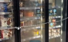 美国旧金山盗窃猖獗 商店用铁链锁冰柜防扒手