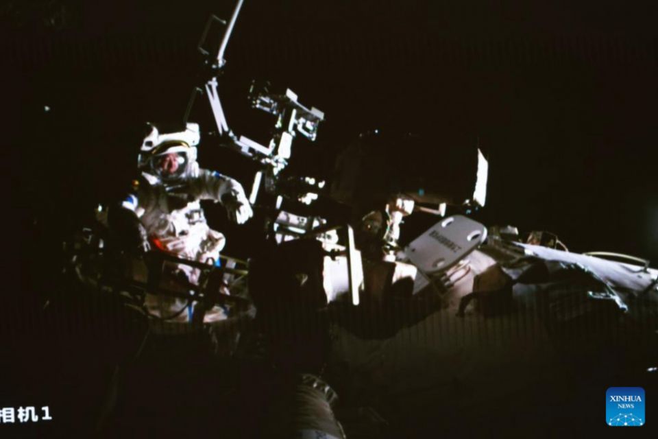 这张2023年7月20日在北京航天控制中心拍摄的屏幕图像显示，神舟十六号航天员景海鹏正在进行舱外活动。 据中国载人航天工程局消息，北京时间周四晚上9时40分，中国在轨空间站上的神舟十六号机组人员完成了首次太空行走。 景海鹏、朱阳柱、桂海超在空间站机械臂的协助下，协同完成了全部既定任务。 静和朱目前已安全返回问天实验室舱。