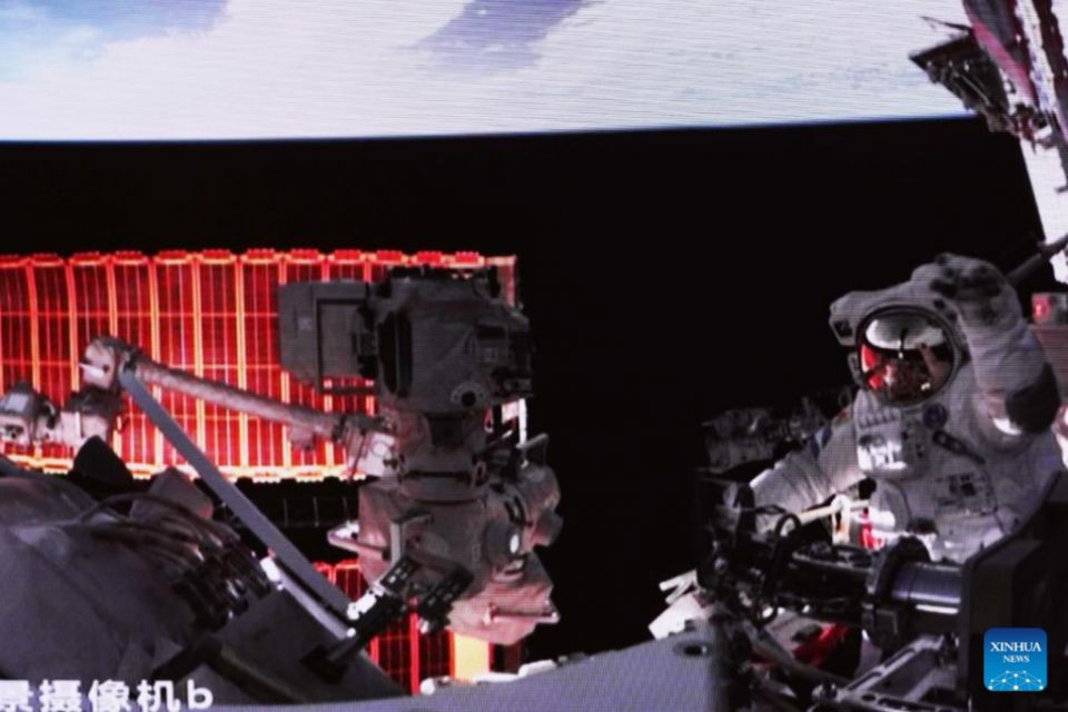 这张2023年7月20日在北京航天控制中心拍摄的屏幕图像显示，神舟十六号航天员景海鹏在离开问天实验室舱后挥手致意。 据中国载人航天工程局消息，北京时间周四晚上9时40分，中国在轨空间站上的神舟十六号机组人员完成了首次太空行走。 景海鹏、朱阳柱、桂海超在空间站机械臂的协助下，协同完成了全部既定任务。 静和朱目前已安全返回问天实验室舱。