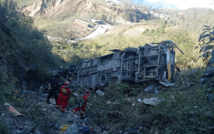 秘鲁北部发生客车坠崖事故 造成10死22伤