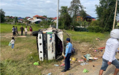 柬埔寨发生翻车事故 致51人受伤