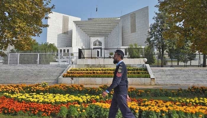 A gaurd wal ks outside the SC building in Islamabad. — AFP/File