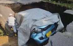 日媒：日本一处国道突然塌方形成深数米大坑，汽车落入坑中