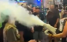 美国男子泰国街头推销大麻：喷洒大量烟雾 被当地警方警告