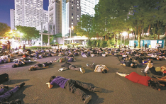 日媒：数百人在东京政府大楼旁模拟死者示威，抗议日方无视“东瀛惨案”