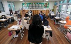 接连有教师自杀，韩国全国教师集体追悼敦促国会查明死亡真相