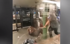 美国60岁妇女地铁站内遭陌生人猛击50多次 其家人批警方无作为