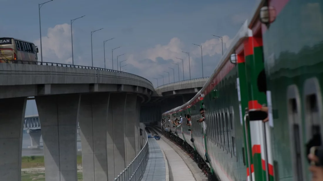 An experimental passenger train runs on the Dhaka-Bhanga route through Padma Bridge on Thursday, September 7, 2023. Photo: Mahmud Hossain Opu/ Dhaka Tribune