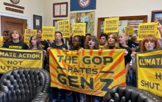 美国青少年闯麦卡锡办公室抗议：“他们宁愿关闭政府，也不保护我们！”