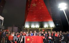 巴西圣保罗点亮“中国红”上演灯光秀