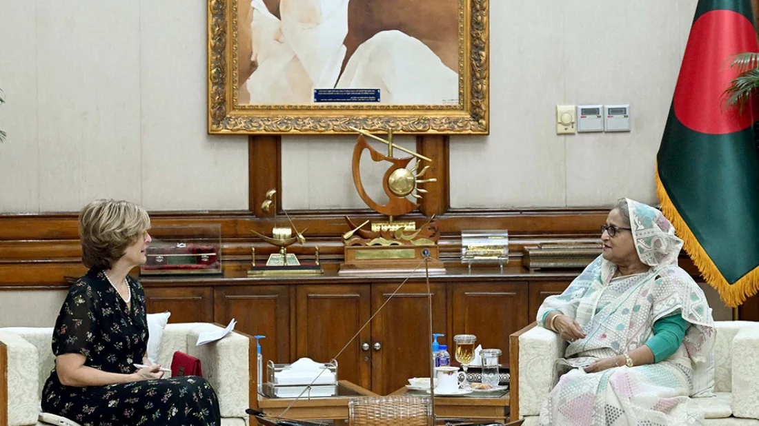 Prime Minister Sheikh Hasina speaks to former Deputy USAID Administrator Bonnie Glick at her official residence Ganabhaban in Dhaka on Wednesday, October 11, 2023. Photo: PID