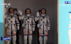 出征！三名航天员到达发射塔架第9层