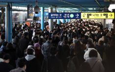 韩媒：缓解高峰拥挤，首尔明年起试行无座地铁车厢