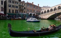 意大利环保人士染绿威尼斯大运河，威尼斯市长谴责“破坏生态”