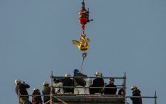 巴黎圣母院塔尖的公鸡风向标被重新安放