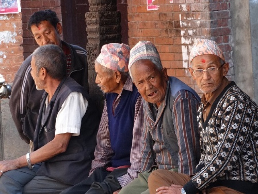 Elderly_Men_in_Plaza___Bhaktapur___Nepal_(13487119544)1653829221_1024