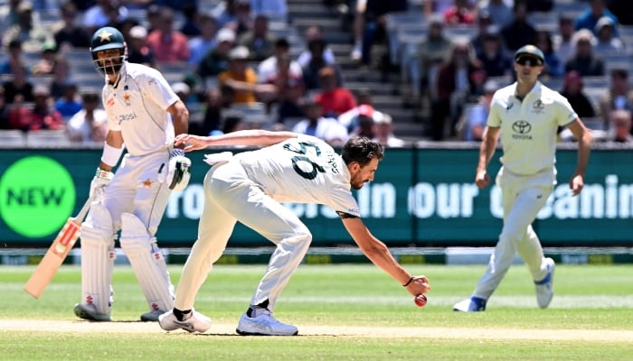 Mitchell Starc (C) drops a catch as Shan Masood (L) looks on during the fourth day of the second cricket Test match between Australia and Pakistan at the Melbourne Cricket Ground (MCG) on December 29, 2023. —AFP