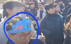 嫌疑人照片曝光！韩媒：袭击时他戴着疑似生日王冠，上面写着李在明名字