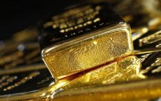 Gold prices decline by Rs 700 per tola