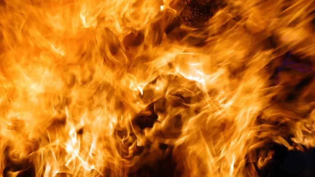 Fire at two shops in Dhaka’s Chawkbazar under control