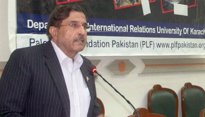 Sindh interim Home Minister Brigadier (retd) Haris Nawaz addresses a seminar at the University of Karachi on March 14, 2023. — Online