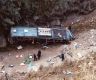 客车坠入200米深峡谷 造成10人死亡