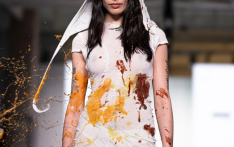 外媒关注米兰时装周一幕：意大利一品牌设计师安排向模特身上扔水果等物品