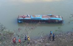 公交车坠河造成7人死亡
