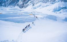 今年春季超过400名外国登山者从尼泊尔一侧攀登珠峰