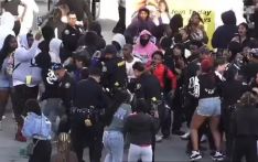 美国加州街头爆发严重斗殴：两女子互相挥拳拉扯 200人聚众围观