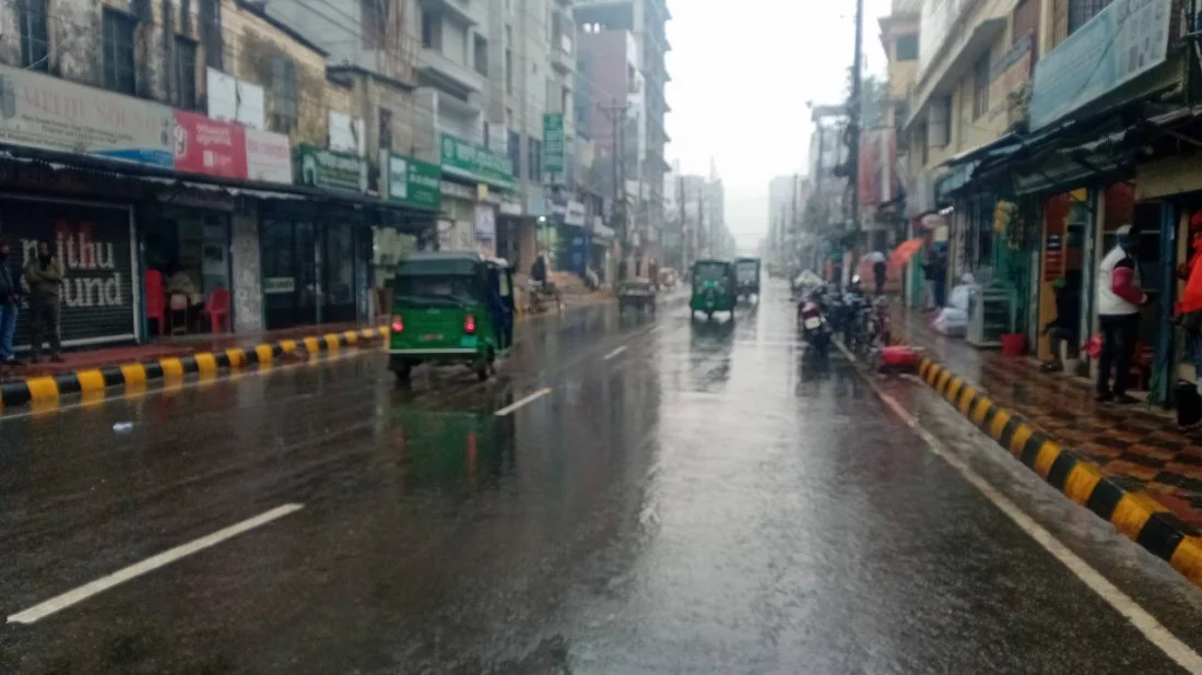 File Image: Light rain occurs in Khulna city on Thursday morning, January 18, 2024. Photo: Dhaka Tribune