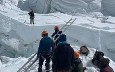 尼泊尔发放今年首张珠峰许可证