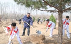 Xi plants trees in Beijing, urging nationwide afforestation efforts for beautiful China