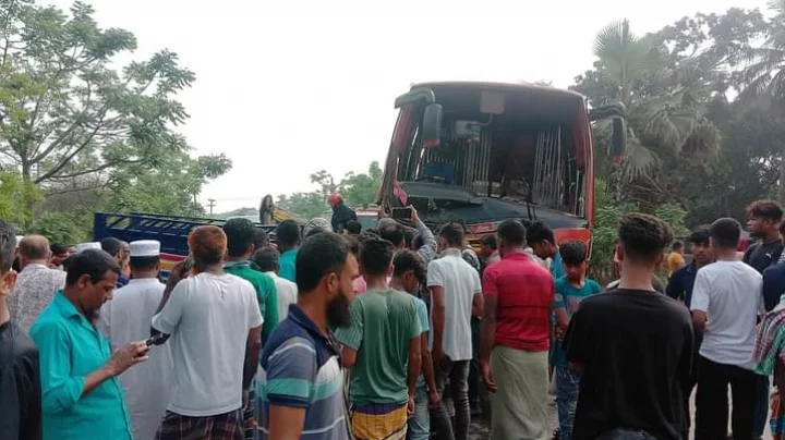 12 dead in Faridpur bus-pickup collision