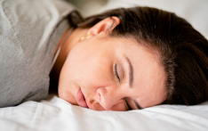 朝左侧睡更有助于消化？印度专家：舒适是关键，人们可根据自身情况选择