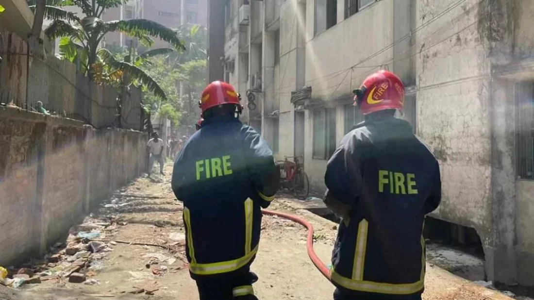 Fire service units are working to control the fire at Dhaka Shishu Hospital in Agargaon on Friday, April 19, 2024. Photo: Collected