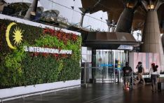 视频疯传！吉隆坡机场有人冒充移民局官员行骗，向旅客勒索钱财