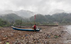  饱受塑料污染之苦！印尼爪哇岛海滩上垃圾堆积如山