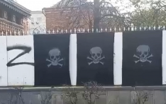 俄媒曝光画面：法国驻俄大使馆外墙上出现骷髅头图案