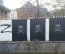 俄媒曝光画面：法国驻俄大使馆外墙上出现骷髅头图案