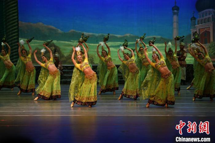 2024年2月23日晚，中国经典舞剧《丝路花雨》在甘肃兰州演出恭贺新春。图为演出剧照。李亚龙 摄