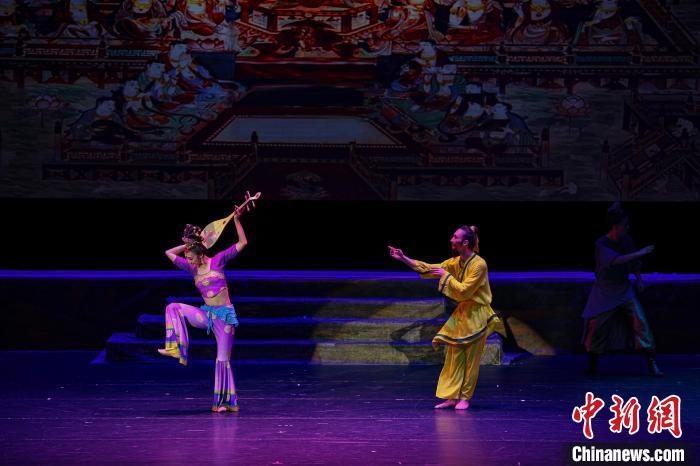2023年4月17日晚，中国经典舞剧《丝路花雨》在澳门百老汇剧场演出。(资料图)甘肃演艺集团供图