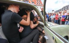 德国15名男子挤进一轿车创“另类”纪录，明年还将继续刷新？