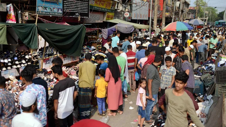 The image shows makeshift shops on footpath in Dhaka. Photo: Bangla Tribune