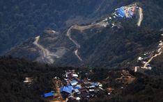 पाथिभरामा केवलकार निर्माणको विरुद्धमा आन्दोलनरत समूह आक्रोशित, मेची राजमार्ग बन्द